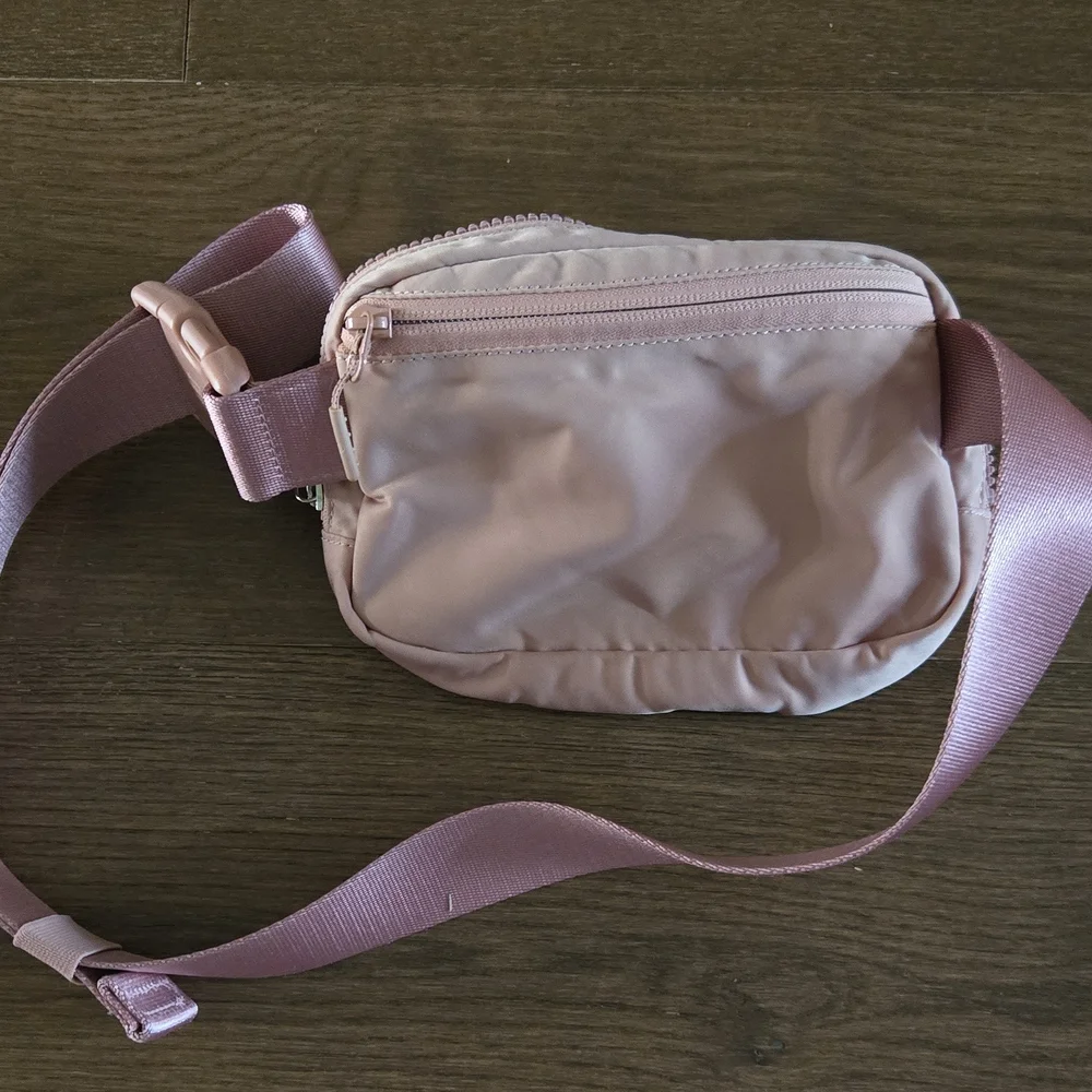 lululemon athletica Dusty Pink Crossbody Belt Bag - Picture 4 of 4